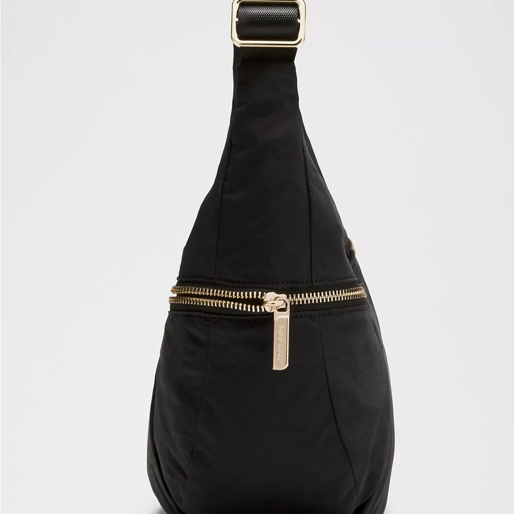 Black LuluLemon with Gold Hardware Women's Shoulder Bag 6L - Picture 3 of 5